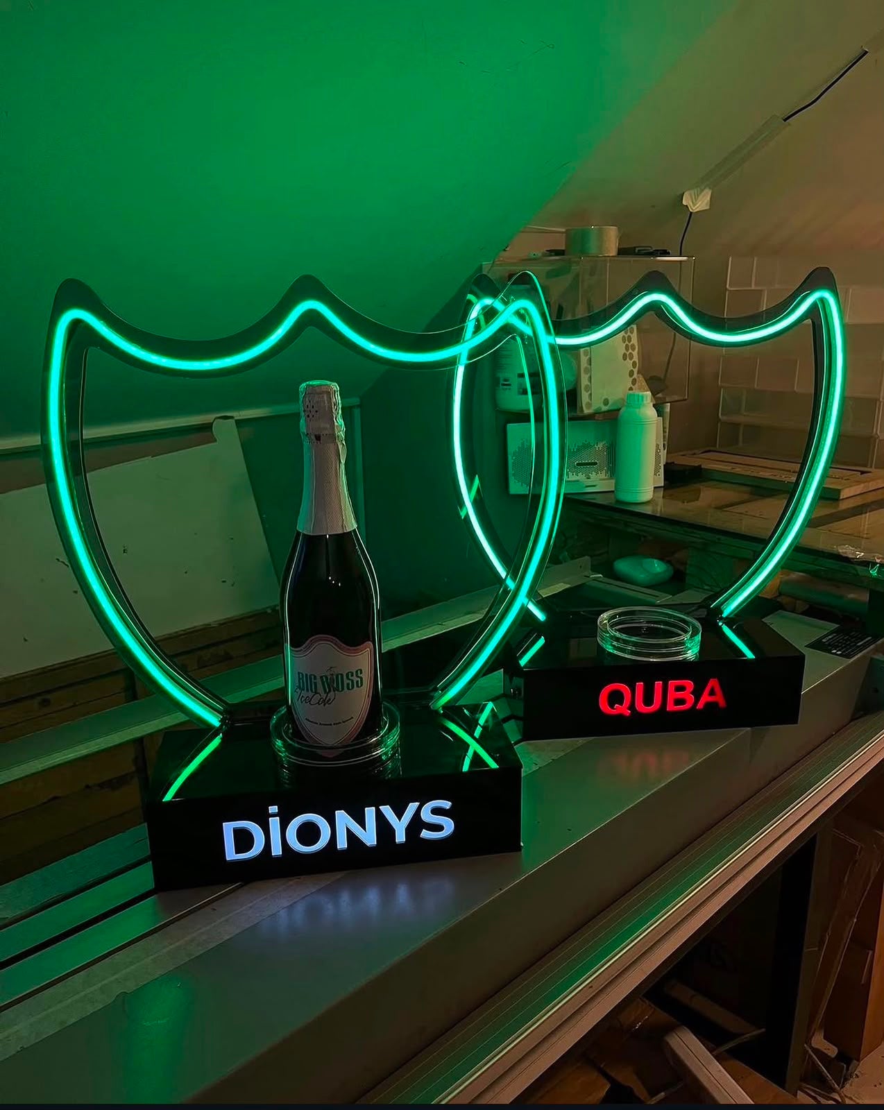 VIP LED Şampanya Şişe Sunum Standı - Kişiselleştirilebilir Neon Stand